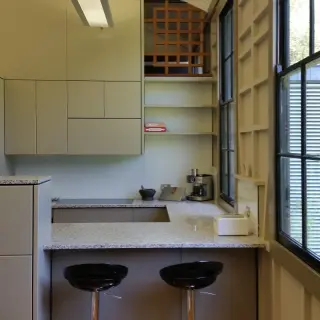 Minimal connection between the free-standing kitchen and school room structure